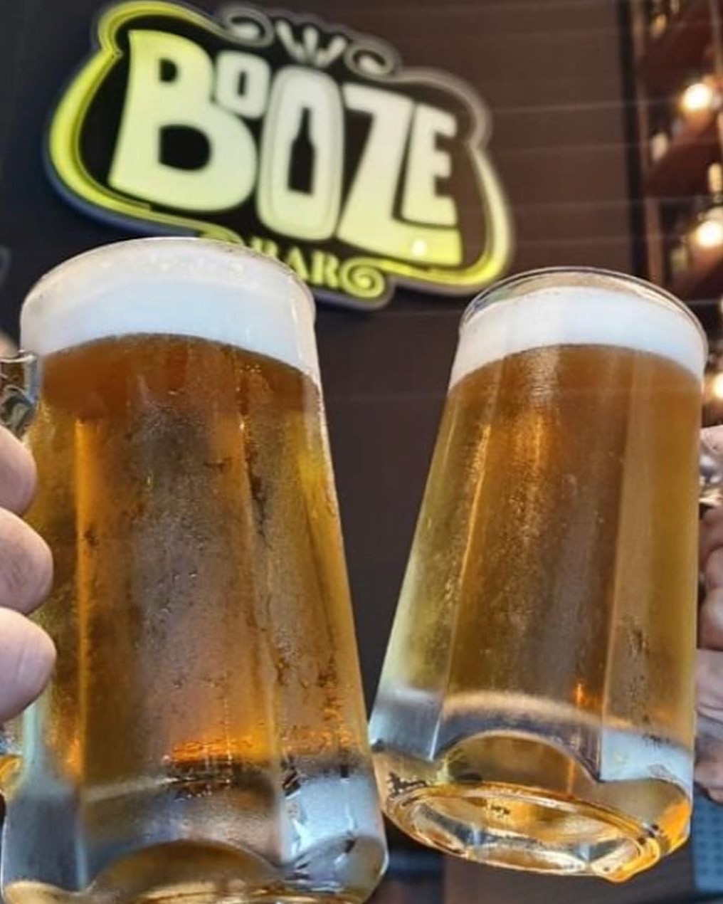 Canecas de cerveja brindando